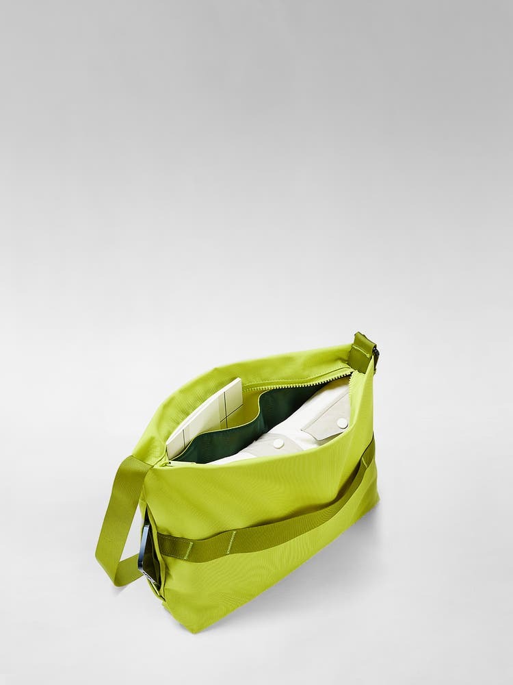 Active Messenger 16L in Atomic Celery