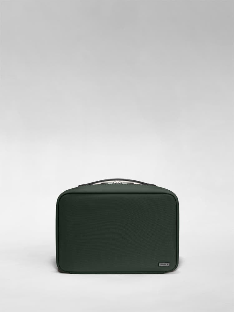 The Hanging Toiletry Bag in Green