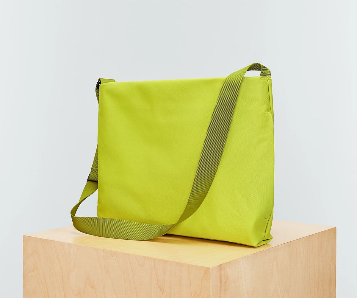 Active Messenger 16L in Atomic Celery