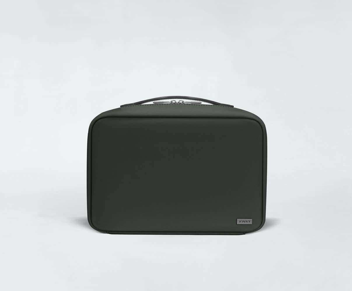The Hanging Toiletry Bag in Green
